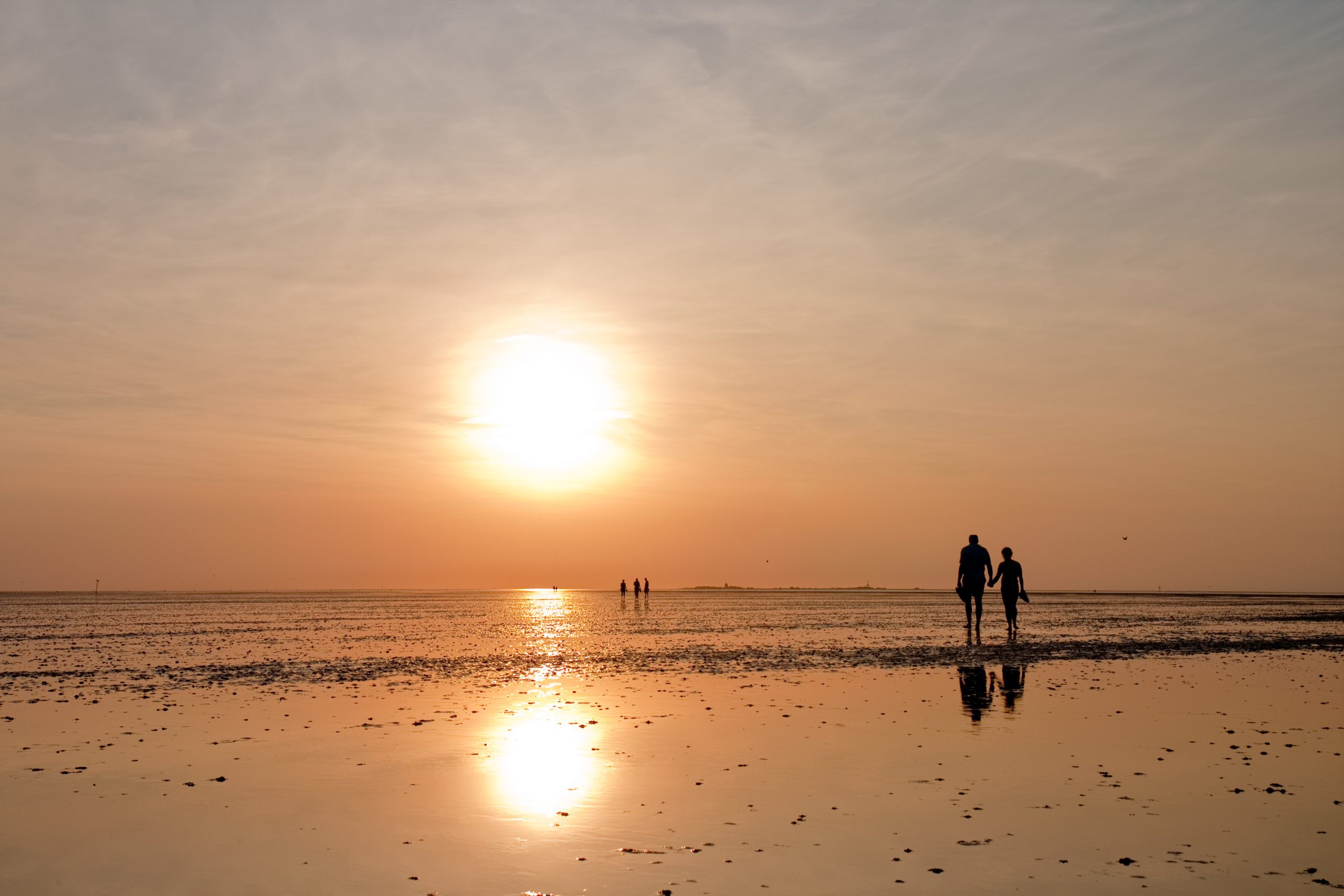 Silhouette,Of,A,Couple,Reflecting,In,The,Water,While,They